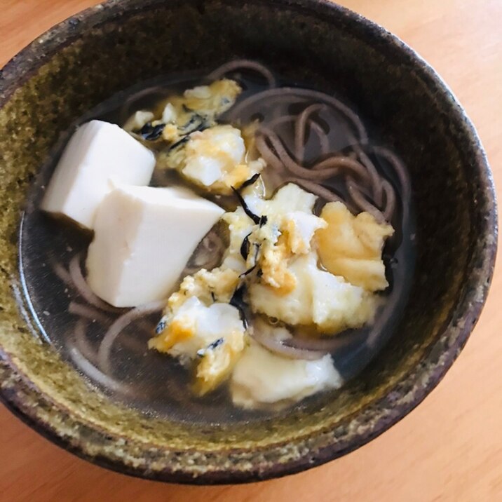 豆腐とひじき炒り卵の温蕎麦